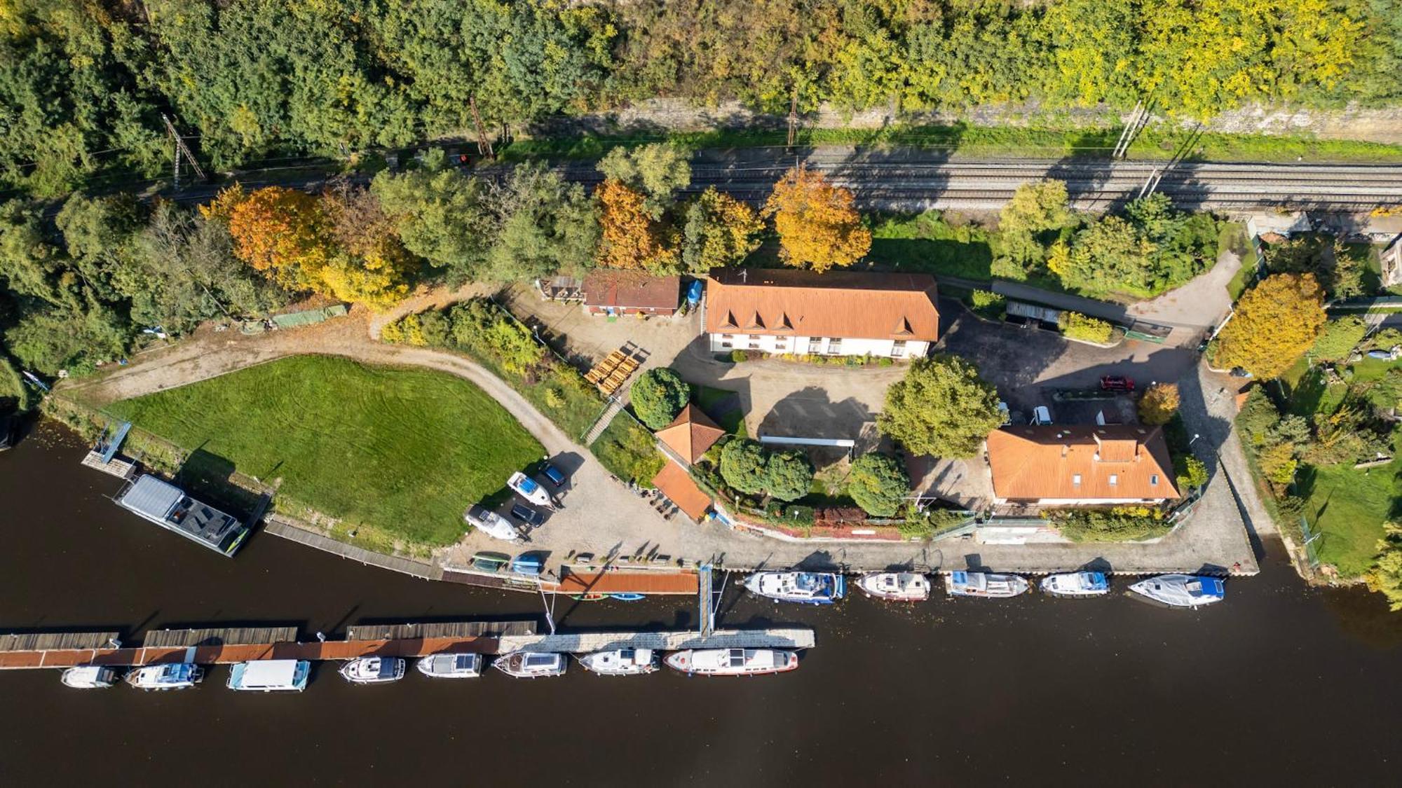 Marina Vltava Hotel Nelahozeves Luaran gambar